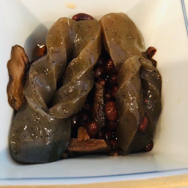 こんにゃくと椎茸、黒千石の黒酢煮